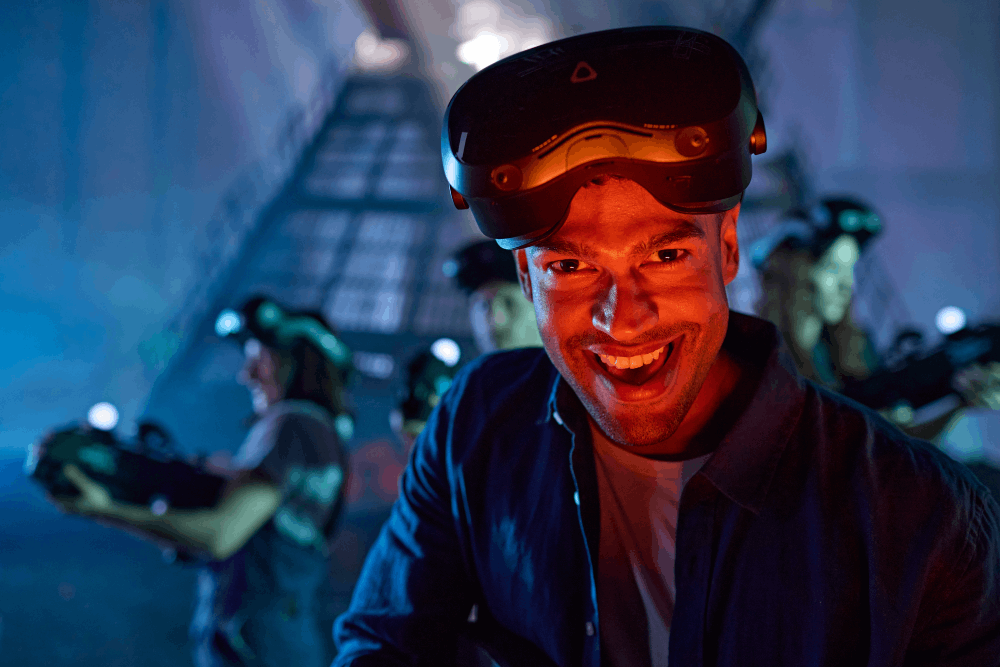 Lächelnder Junge Space Marine VR Ausrüstung Duisburg Freizeit Spaß geheimnisvoll adventure