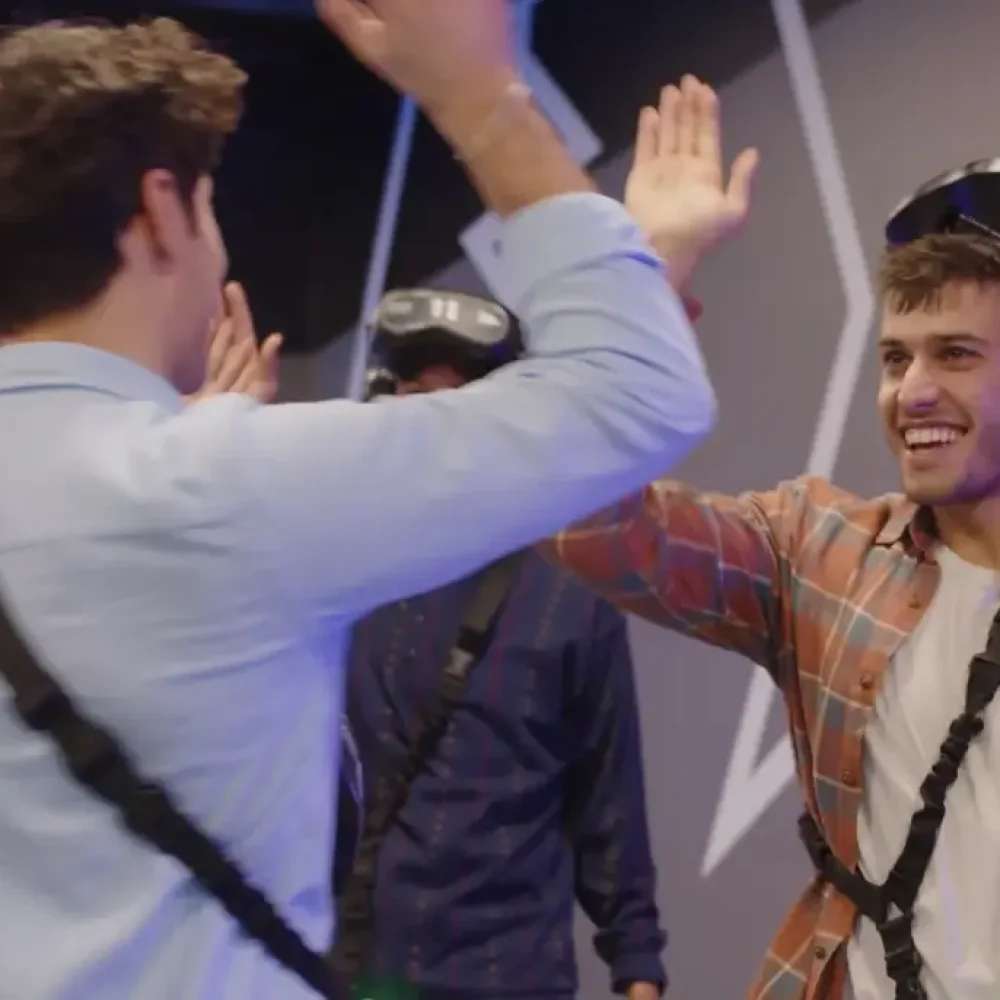 Männer Spieler geben sich High-Five Spieler VR Ausrüstung Duisburg